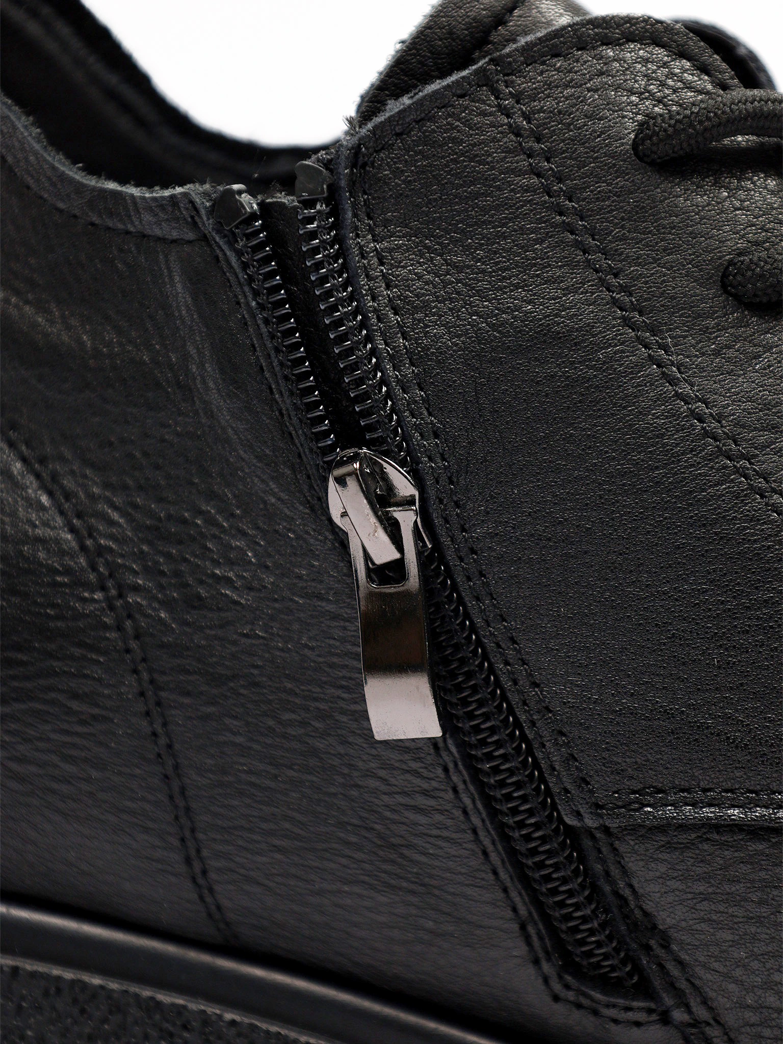 Ботинки черного цвета на низком каблуке